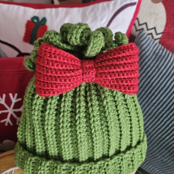 Winter hat - Grinch inspired - Picture 3 of 11